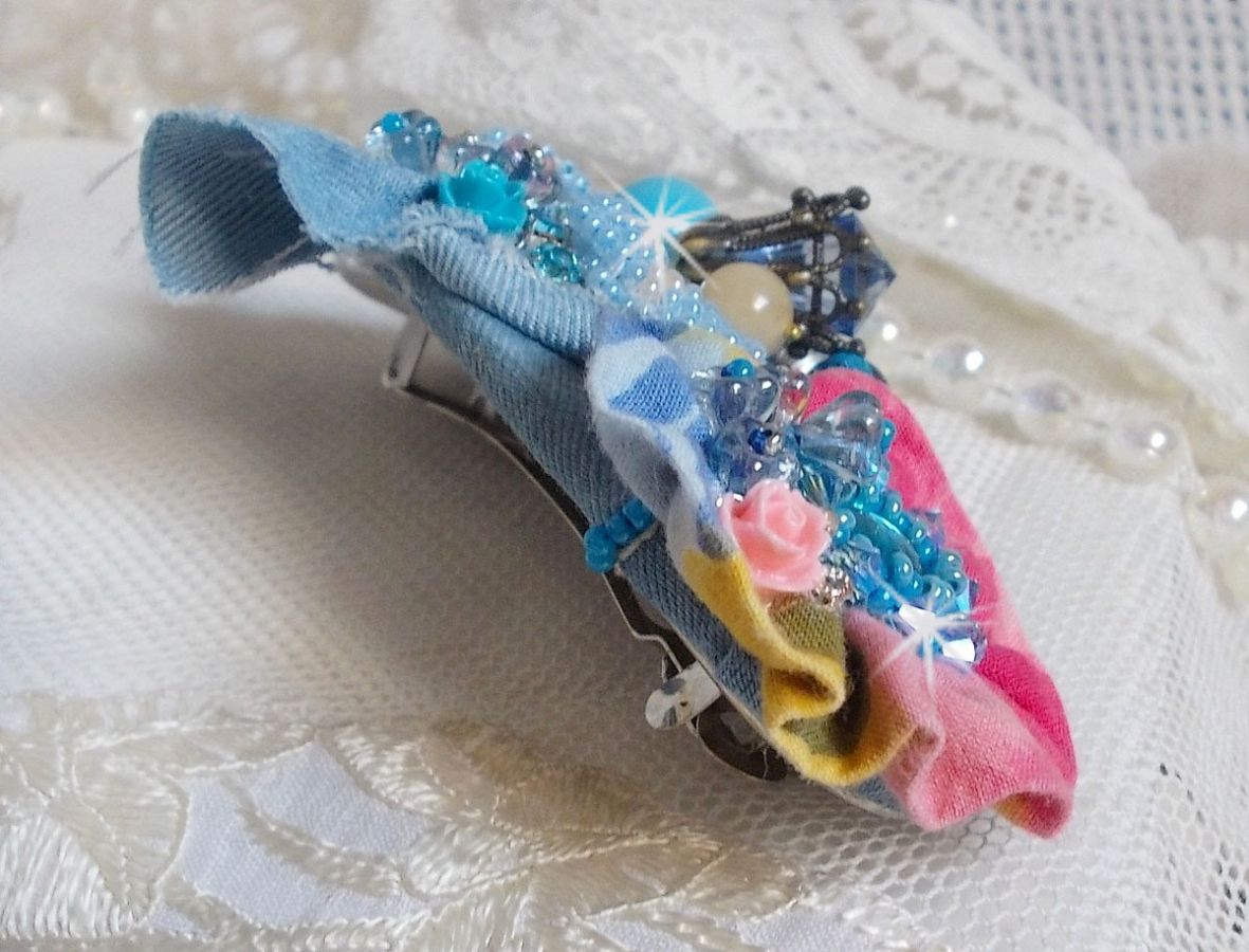 Clip de cabelo do Far West bordado com pedras semi-preciosas (Sodalite e Yellow Jade), tecido Jean com flores, cristais Swarovski e missangas de sementes