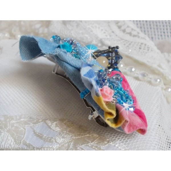 Clip de cabelo do Far West bordado com pedras semi-preciosas (Sodalite e Yellow Jade), tecido Jean com flores, cristais Swarovski e missangas de sementes