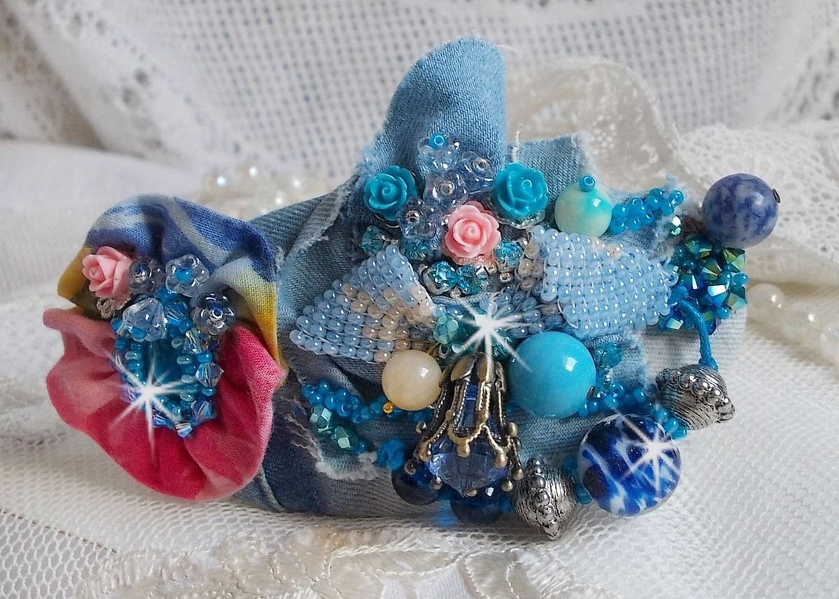 Clip de cabelo do Far West bordado com pedras semi-preciosas (Sodalite e Yellow Jade), tecido Jean com flores, cristais Swarovski e missangas de sementes