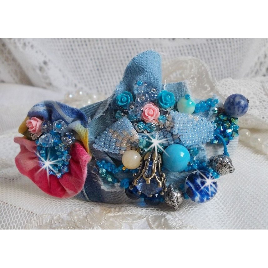 Clip de cabelo do Far West bordado com pedras semi-preciosas (Sodalite e Yellow Jade), tecido Jean com flores, cristais Swarovski e missangas de sementes