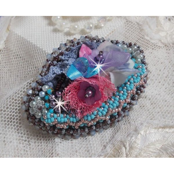 Mademoiselle Bluse Haute-Couture clip de cabelo bordado com renda cinzenta p&eacute;rola, p&eacute;rolas redondas, flores Lucite e missangas de sementes