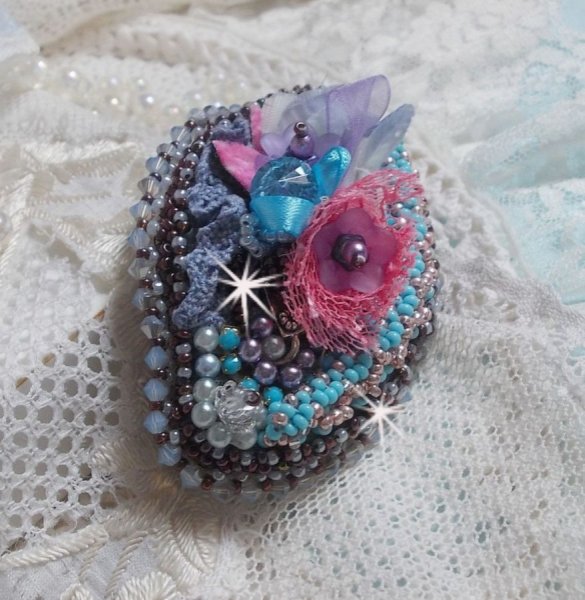 Mademoiselle Bluse Haute-Couture clip de cabelo bordado com renda cinzenta p&eacute;rola, p&eacute;rolas redondas, flores Lucite e missangas de sementes