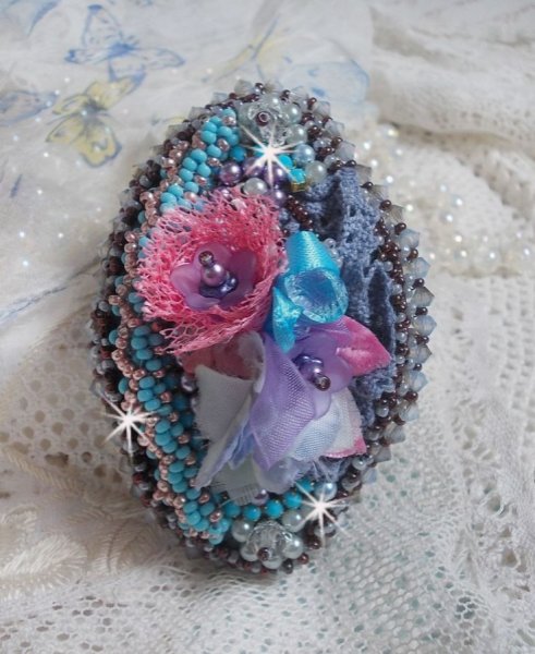 Mademoiselle Bluse Haute-Couture clip de cabelo bordado com renda cinzenta p&eacute;rola, p&eacute;rolas redondas, flores Lucite e missangas de sementes