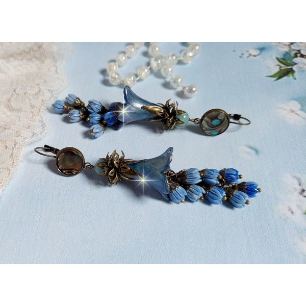 BO Abalone, pierres de Gemme : cabochon  Abalone et perles rondes Amazonite, boutons de roses en verre, calottes, cha&icirc;ne. Le tout est fini sur des dormeuses en M&eacute;tal. Une fa&ccedil;on Nature et Chic