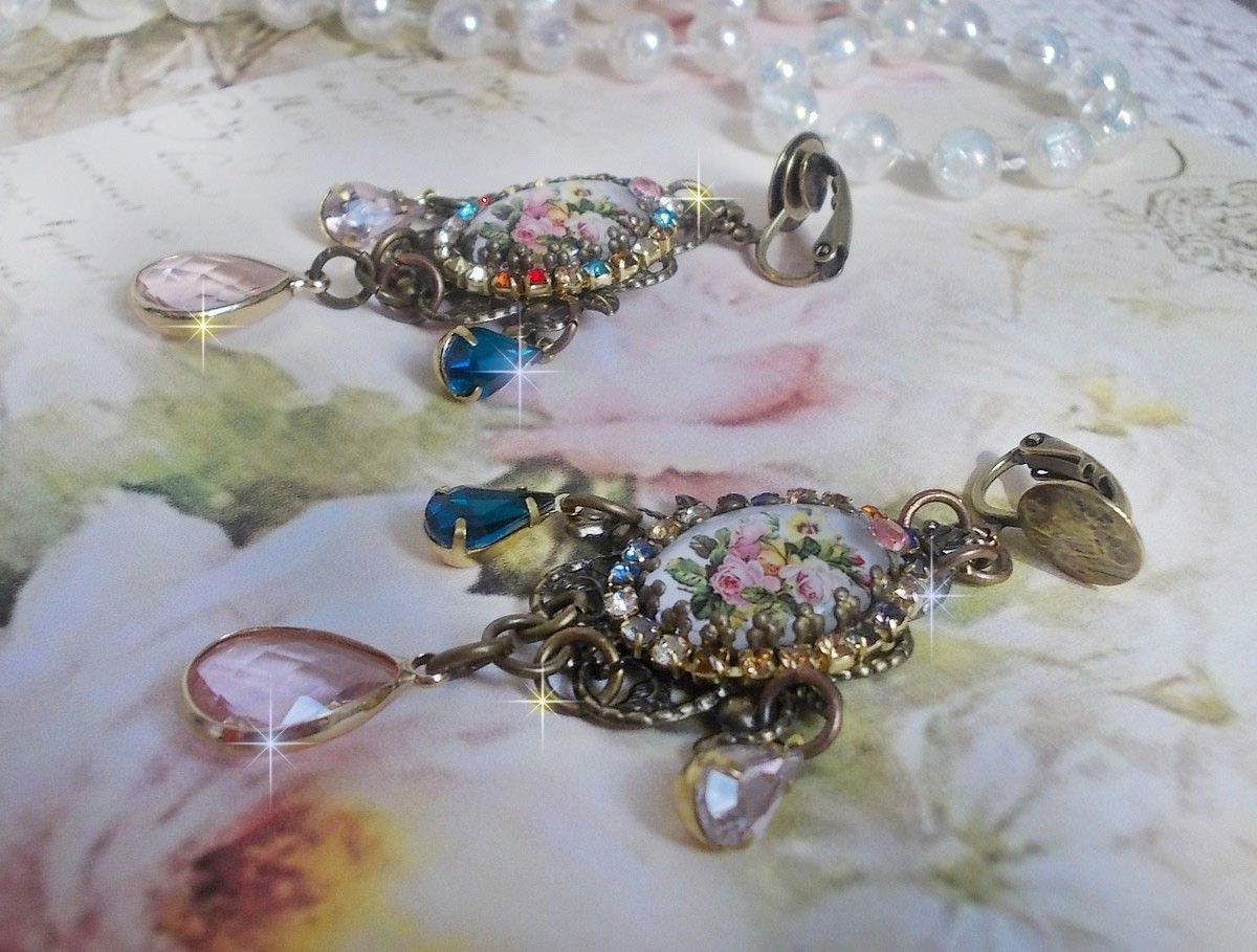BO Affection of Roses criado com cabochons de vidro representando um bouquet, contas de vidro, strass de diferentes cores e acessórios de latão