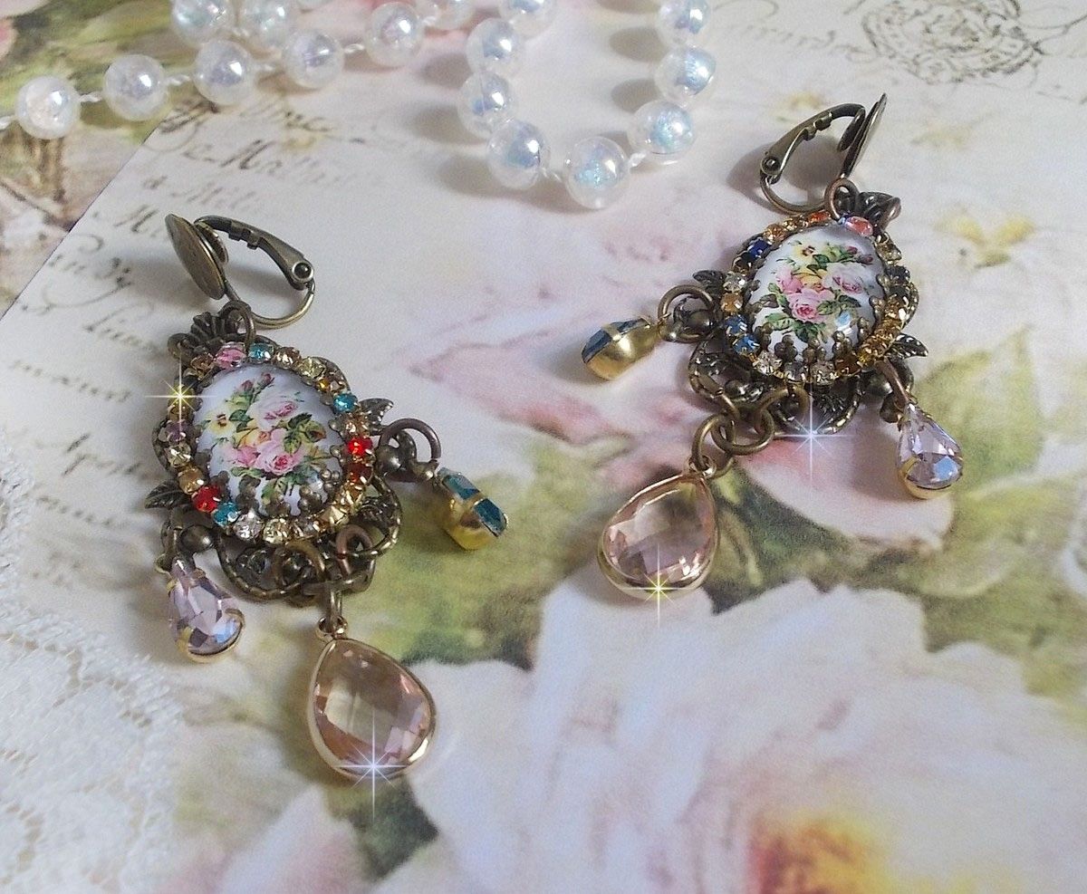 BO Affection of Roses criado com cabochons de vidro representando um bouquet, contas de vidro, strass de diferentes cores e acessórios de latão