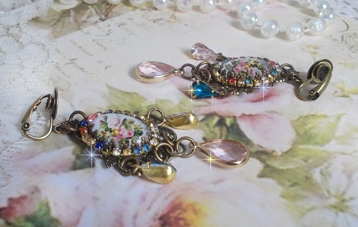BO Affection of Roses criado com cabochons de vidro representando um bouquet, contas de vidro, strass de diferentes cores e acessórios de latão