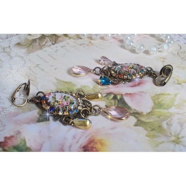 BO Affection of Roses criado com cabochons de vidro representando um bouquet, contas de vidro, strass de diferentes cores e acessórios de latão