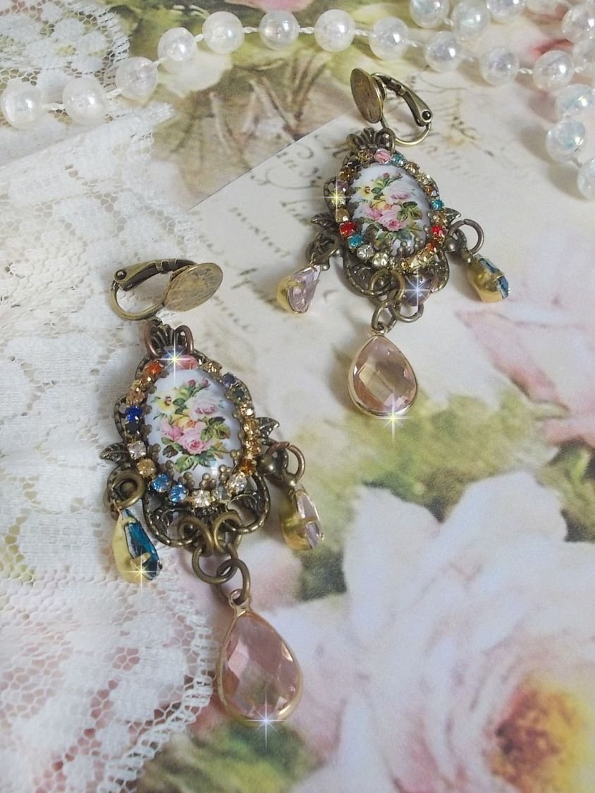 BO Affection of Roses criado com cabochons de vidro representando um bouquet, contas de vidro, strass de diferentes cores e acessórios de latão