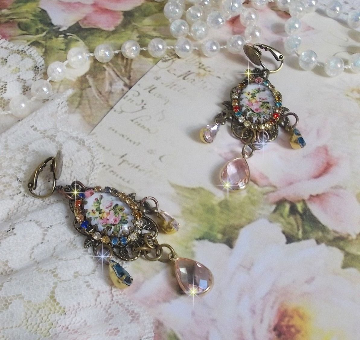BO Affection of Roses criado com cabochons de vidro representando um bouquet, contas de vidro, strass de diferentes cores e acessórios de latão