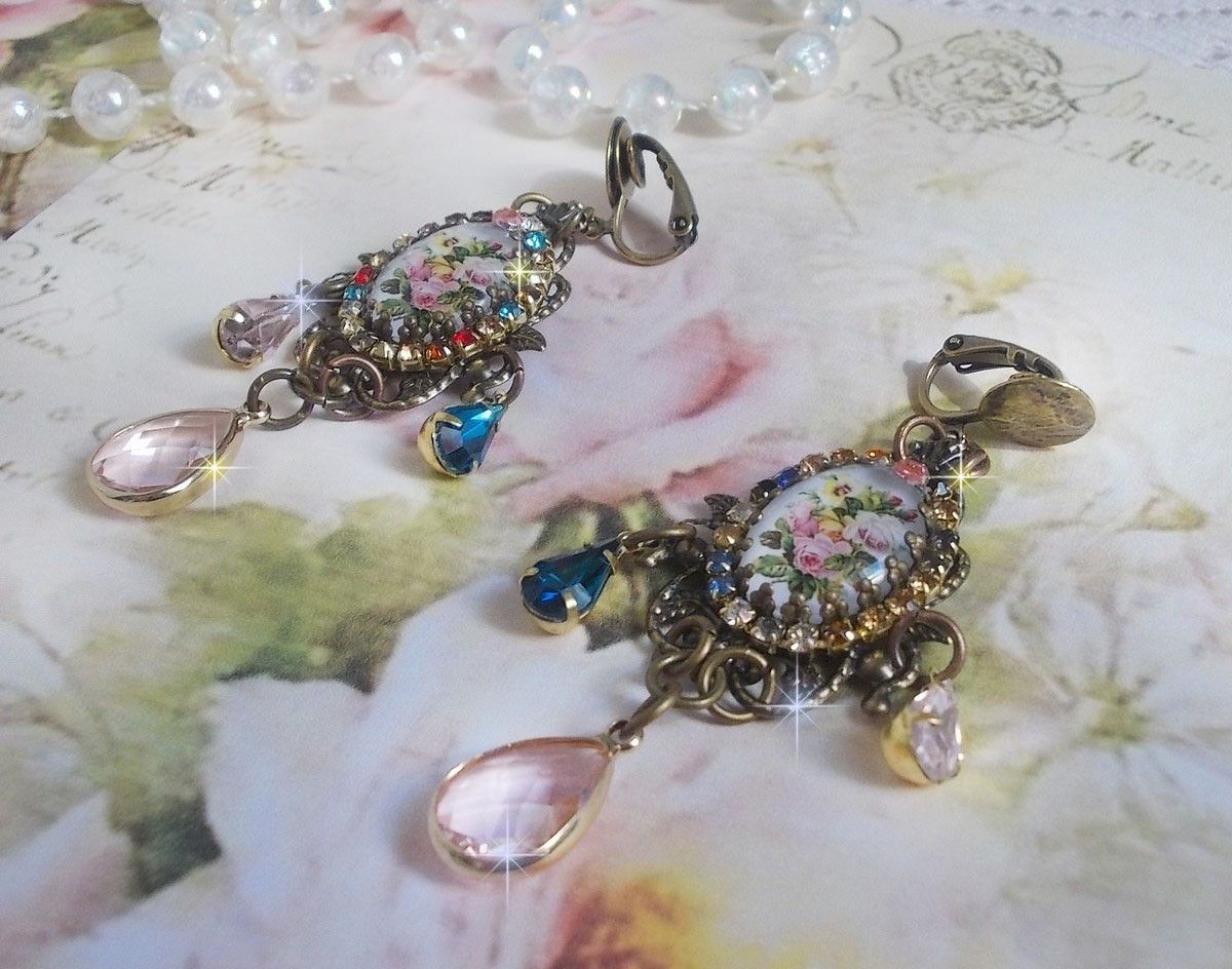 BO Affection of Roses criado com cabochons de vidro representando um bouquet, contas de vidro, strass de diferentes cores e acessórios de latão
