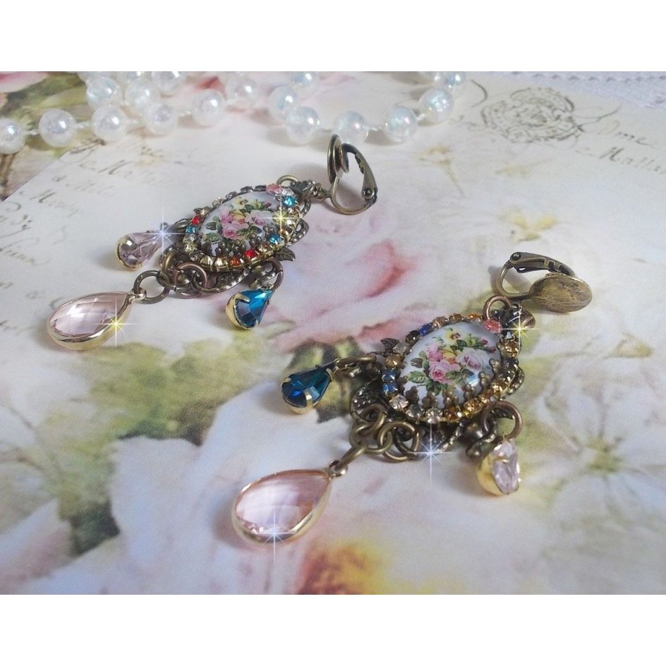 BO Affection of Roses criado com cabochons de vidro representando um bouquet, contas de vidro, strass de diferentes cores e acessórios de latão