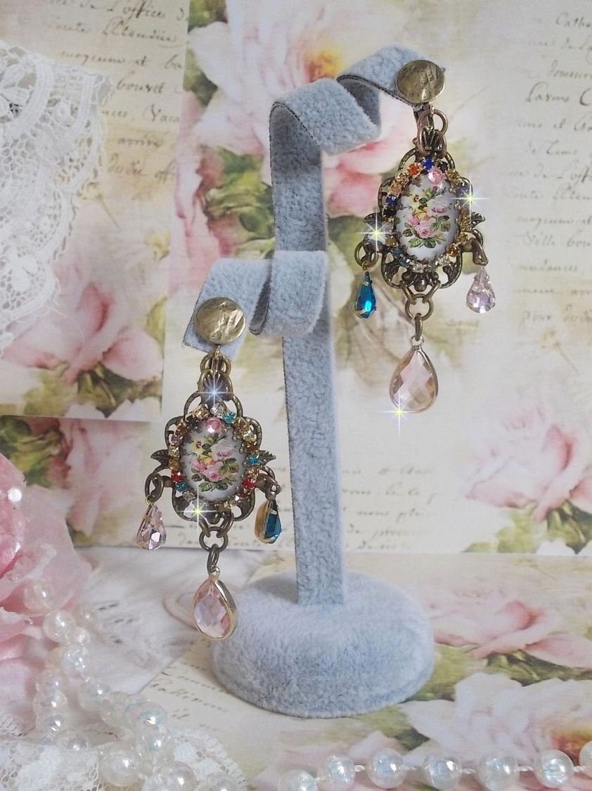 BO Affection of Roses criado com cabochons de vidro representando um bouquet, contas de vidro, strass de diferentes cores e acessórios de latão