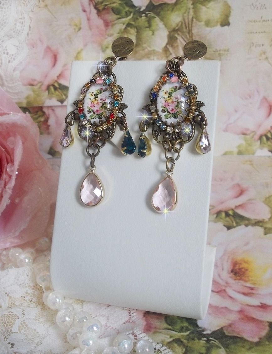 BO Affection of Roses criado com cabochons de vidro representando um bouquet, contas de vidro, strass de diferentes cores e acessórios de latão
