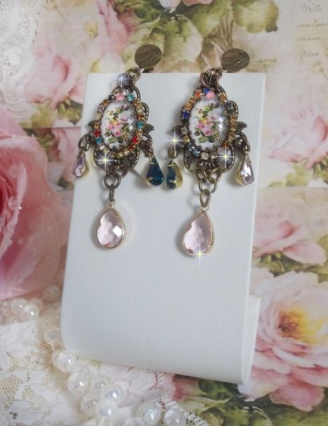 BO Affection of Roses criado com cabochons de vidro representando um bouquet, contas de vidro, strass de diferentes cores e acess&oacute;rios de lat&atilde;o