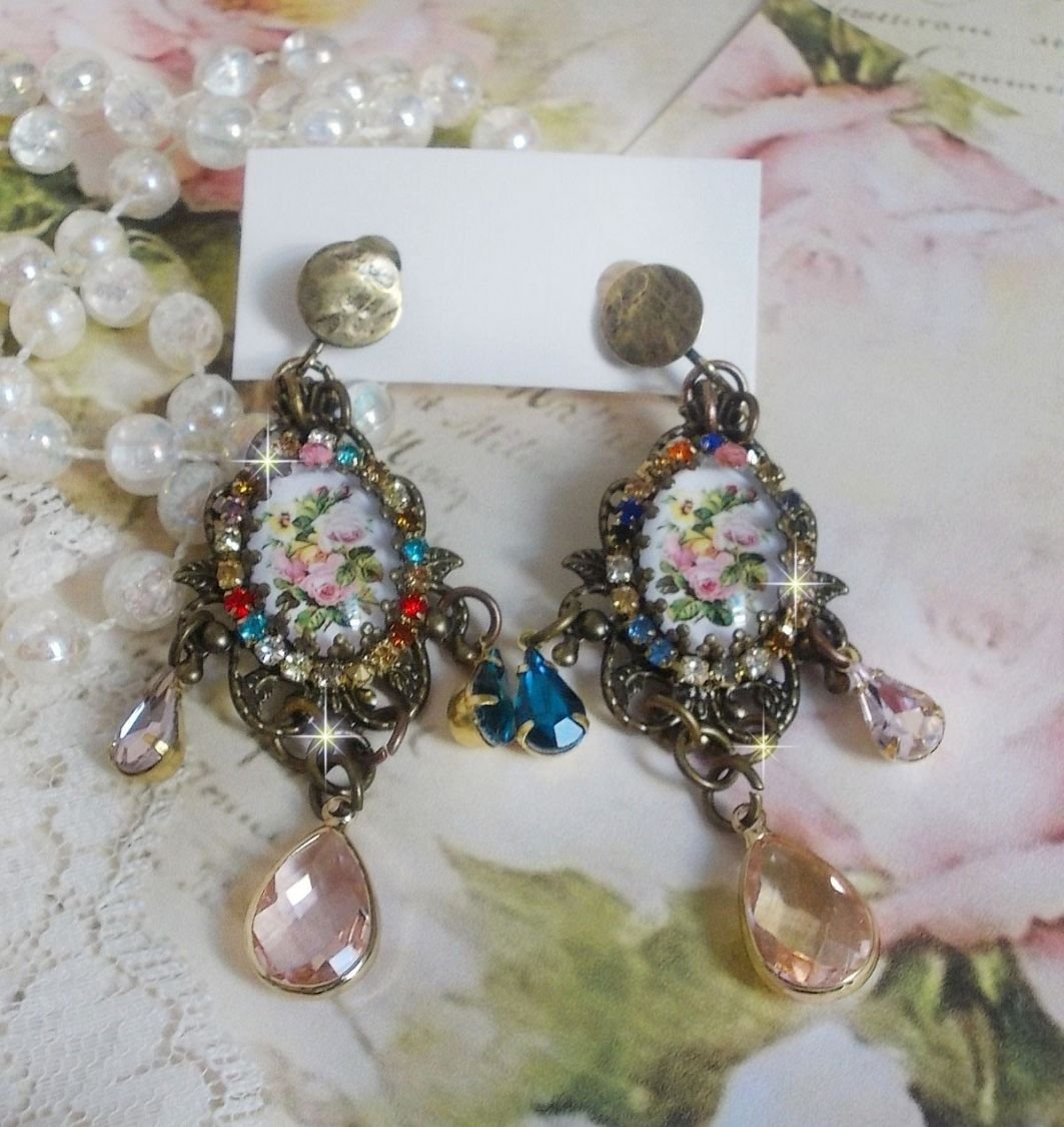 BO Affection of Roses criado com cabochons de vidro representando um bouquet, contas de vidro, strass de diferentes cores e acessórios de latão