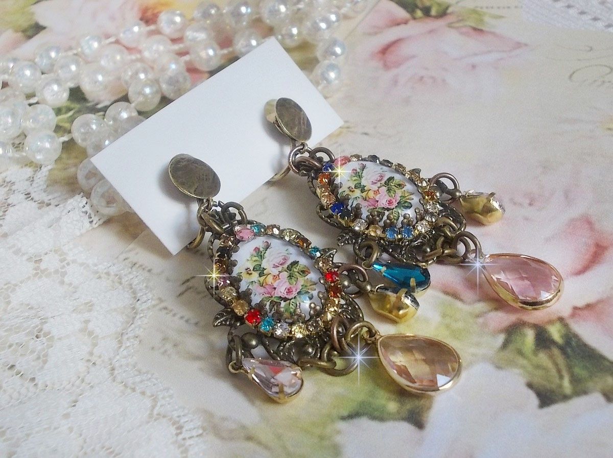 BO Affection of Roses criado com cabochons de vidro representando um bouquet, contas de vidro, strass de diferentes cores e acessórios de latão
