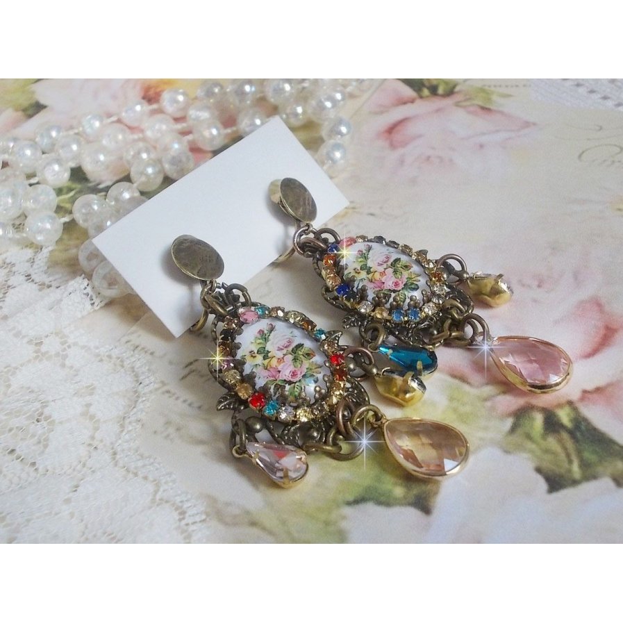 BO Affection of Roses criado com cabochons de vidro representando um bouquet, contas de vidro, strass de diferentes cores e acessórios de latão