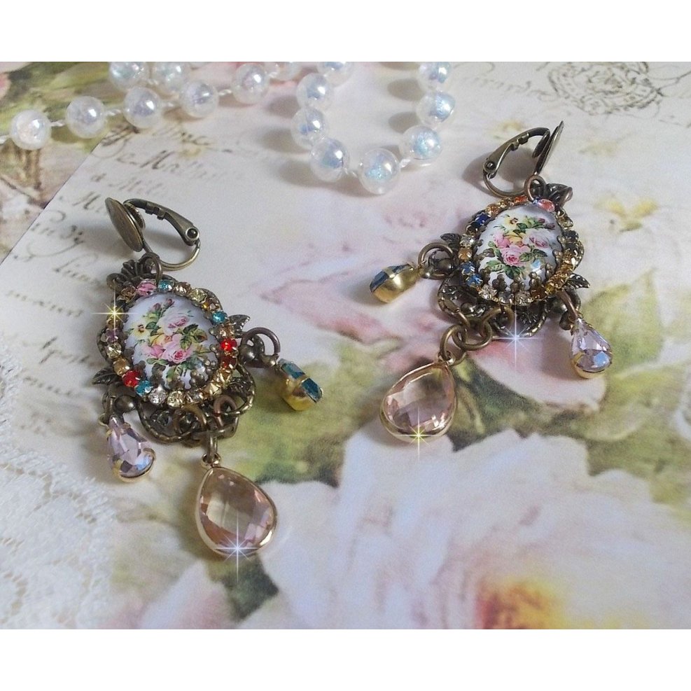 BO Affection of Roses criado com cabochons de vidro representando um bouquet, contas de vidro, strass de diferentes cores e acessórios de latão