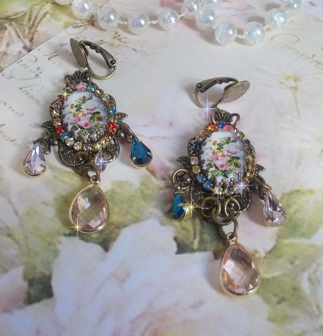 BO Affection of Roses criado com cabochons de vidro representando um bouquet, contas de vidro, strass de diferentes cores e acessórios de latão