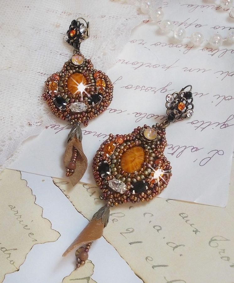 BO Amber Romance criado com uma pele de vaca cor de caramelo, cristais Swarovski