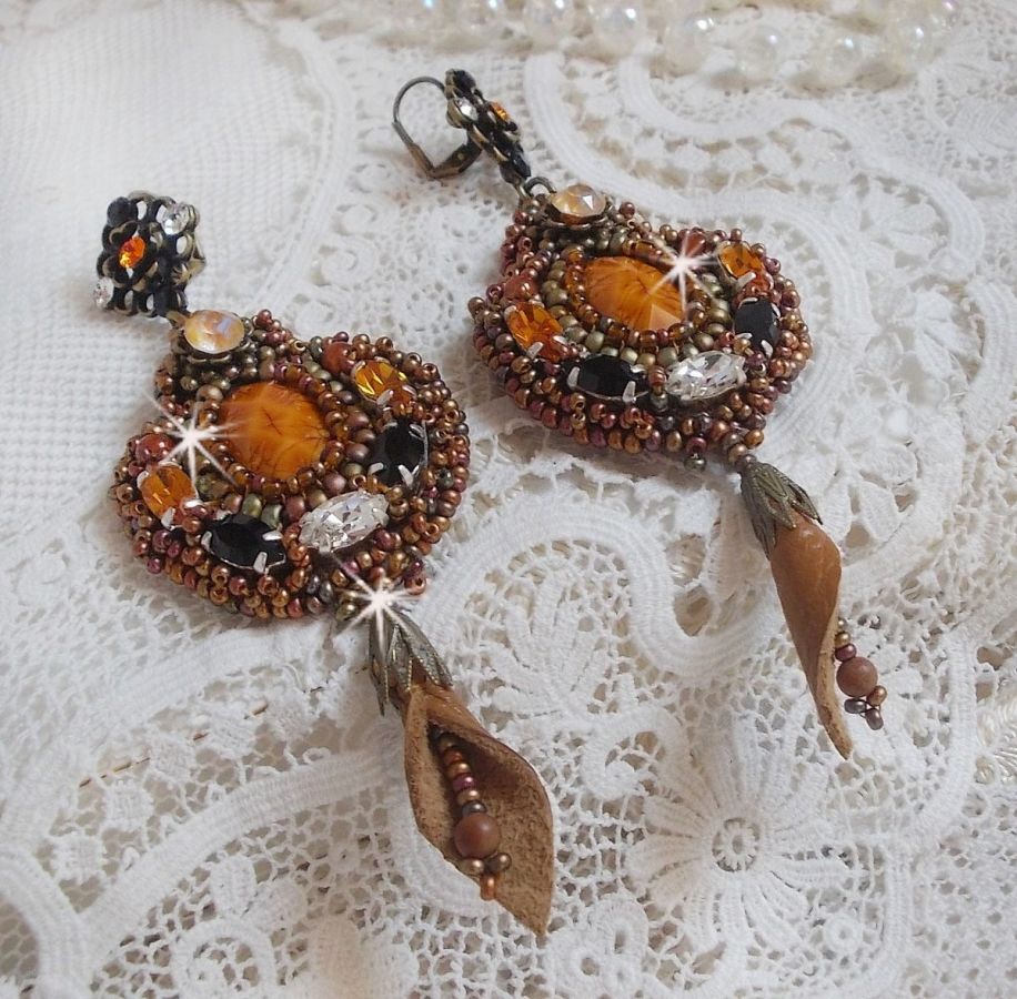 BO Amber Romance criado com uma pele de vaca cor de caramelo, cristais Swarovski