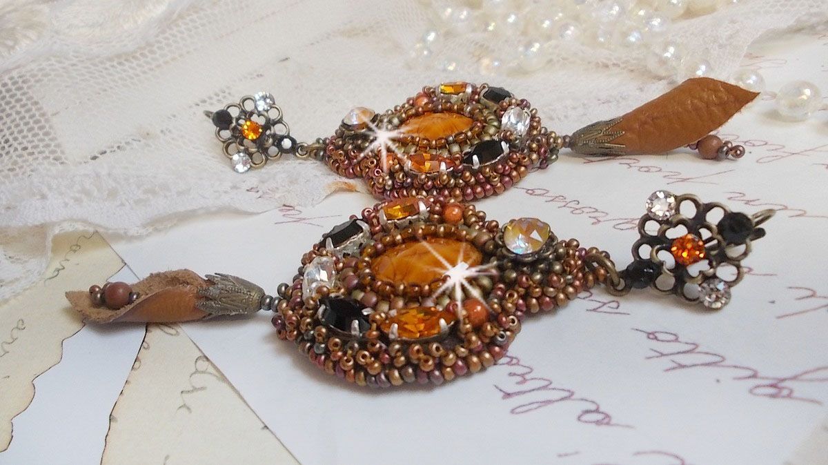 BO Amber Romance criado com uma pele de vaca cor de caramelo, cristais Swarovski