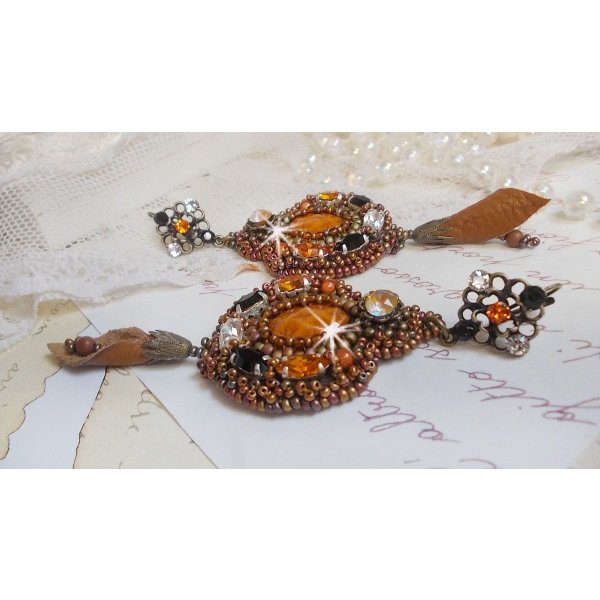 BO Amber Romance criado com uma pele de vaca cor de caramelo, cristais Swarovski