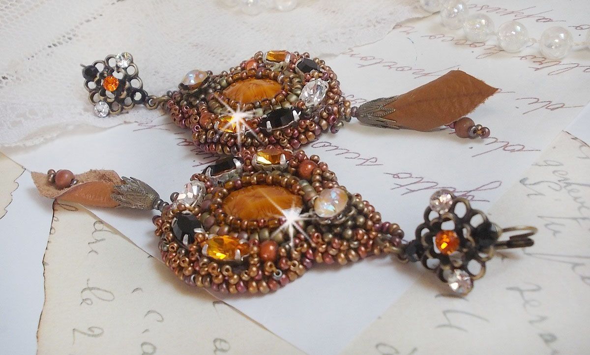 BO Amber Romance criado com uma pele de vaca cor de caramelo, cristais Swarovski