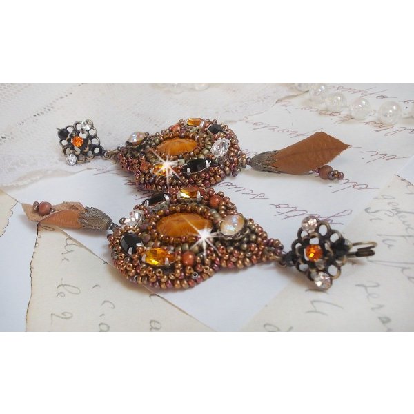 BO Amber Romance criado com uma pele de vaca cor de caramelo, cristais Swarovski