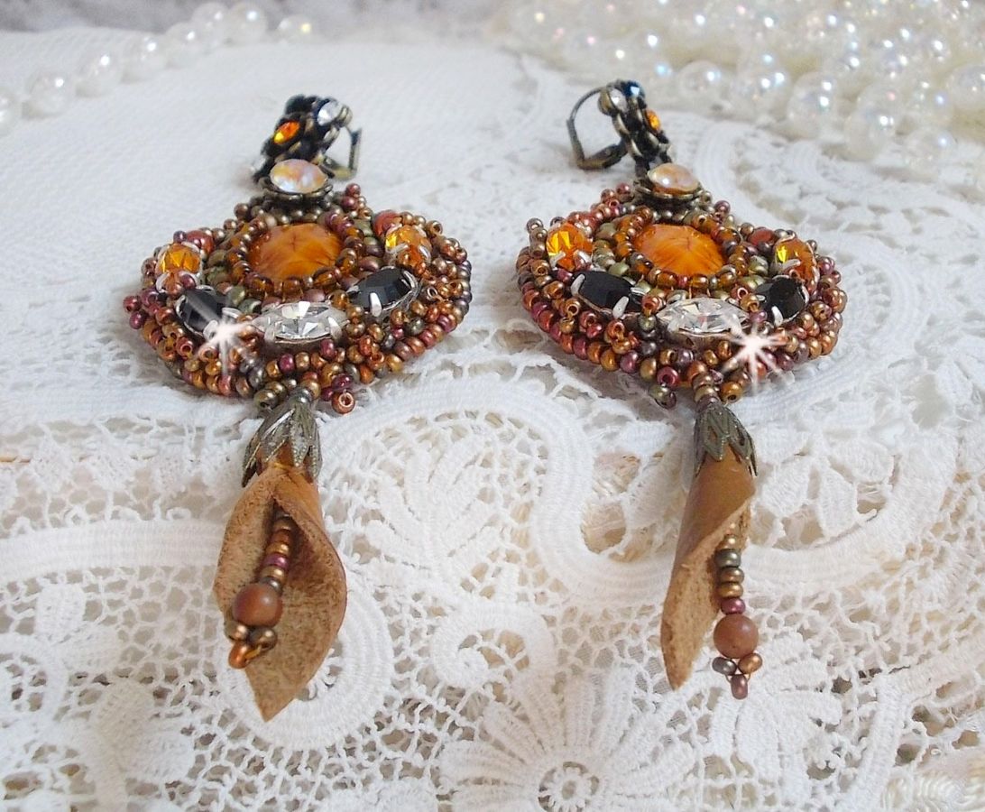 BO Amber Romance criado com uma pele de vaca cor de caramelo, cristais Swarovski