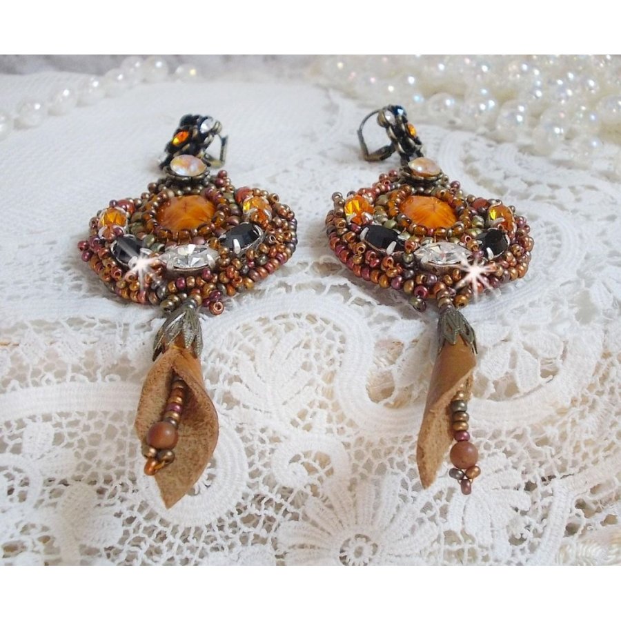 BO Amber Romance criado com uma pele de vaca cor de caramelo, cristais Swarovski