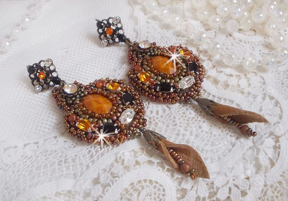 BO Amber Romance criado com uma pele de vaca cor de caramelo, cristais Swarovski
