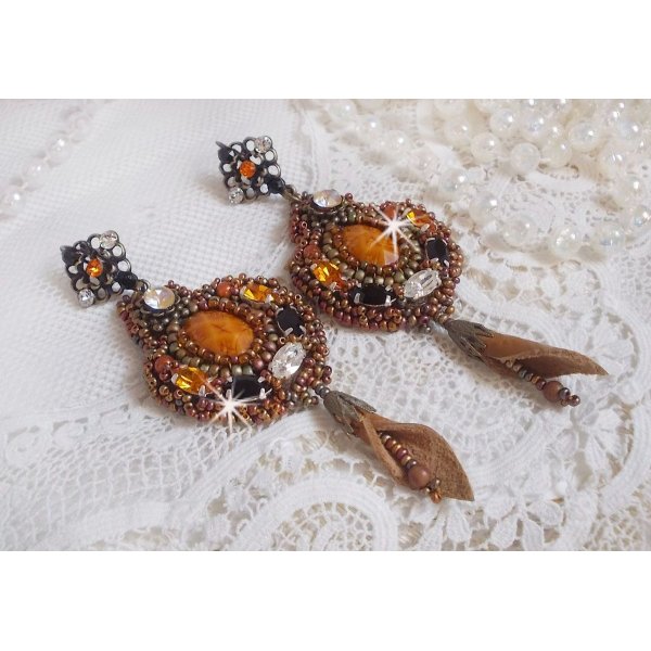 BO Amber Romance criado com uma pele de vaca cor de caramelo, cristais Swarovski