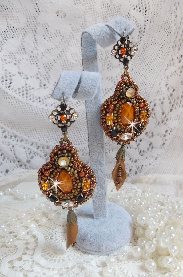 BO Amber Romance criado com uma pele de vaca cor de caramelo, cristais Swarovski