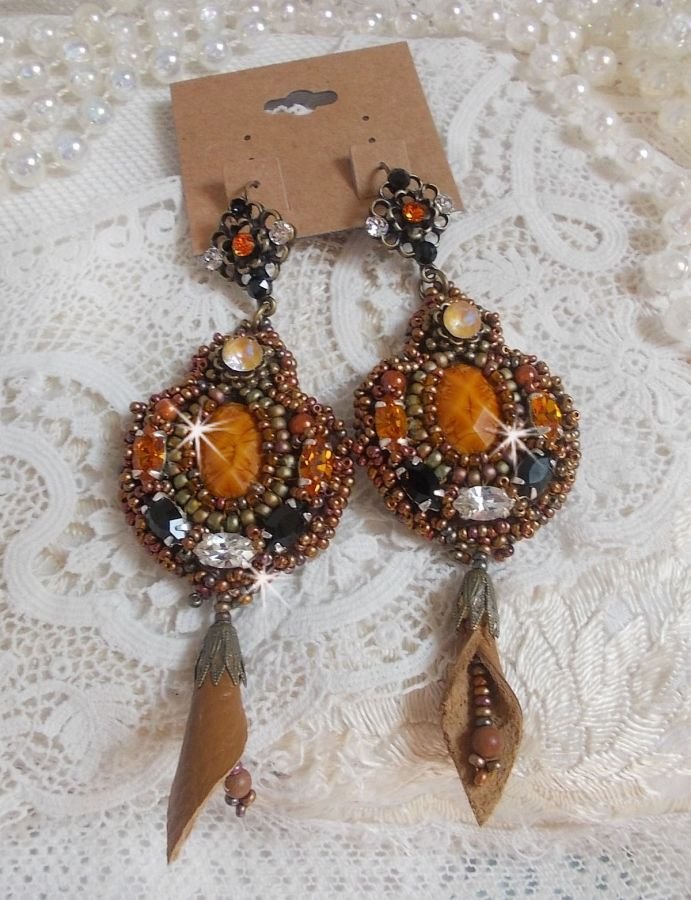 BO Amber Romance criado com uma pele de vaca cor de caramelo, cristais Swarovski