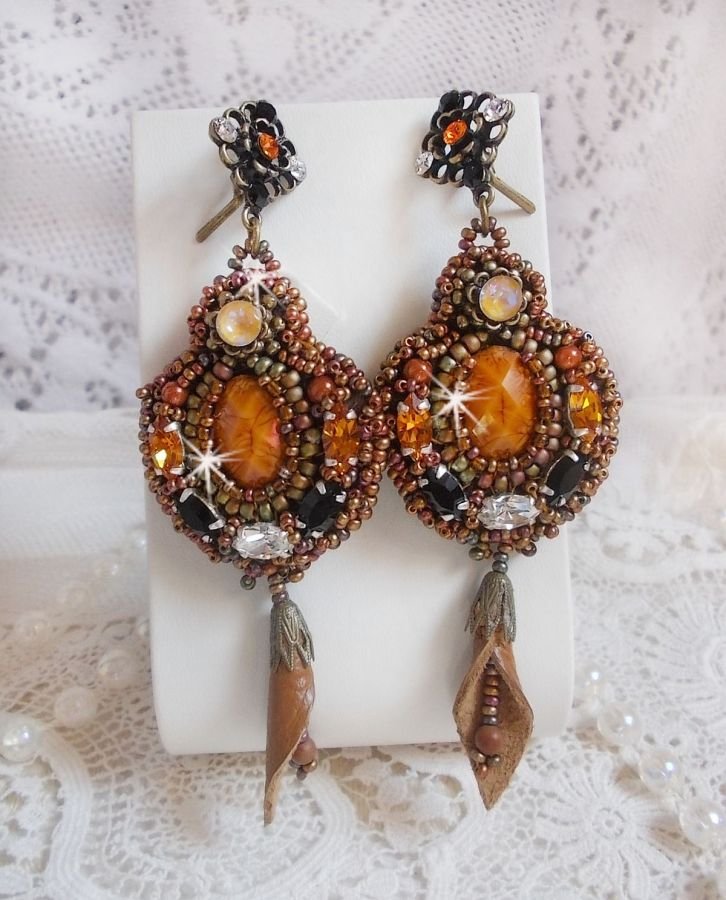 BO Amber Romance criado com uma pele de vaca cor de caramelo, cristais Swarovski