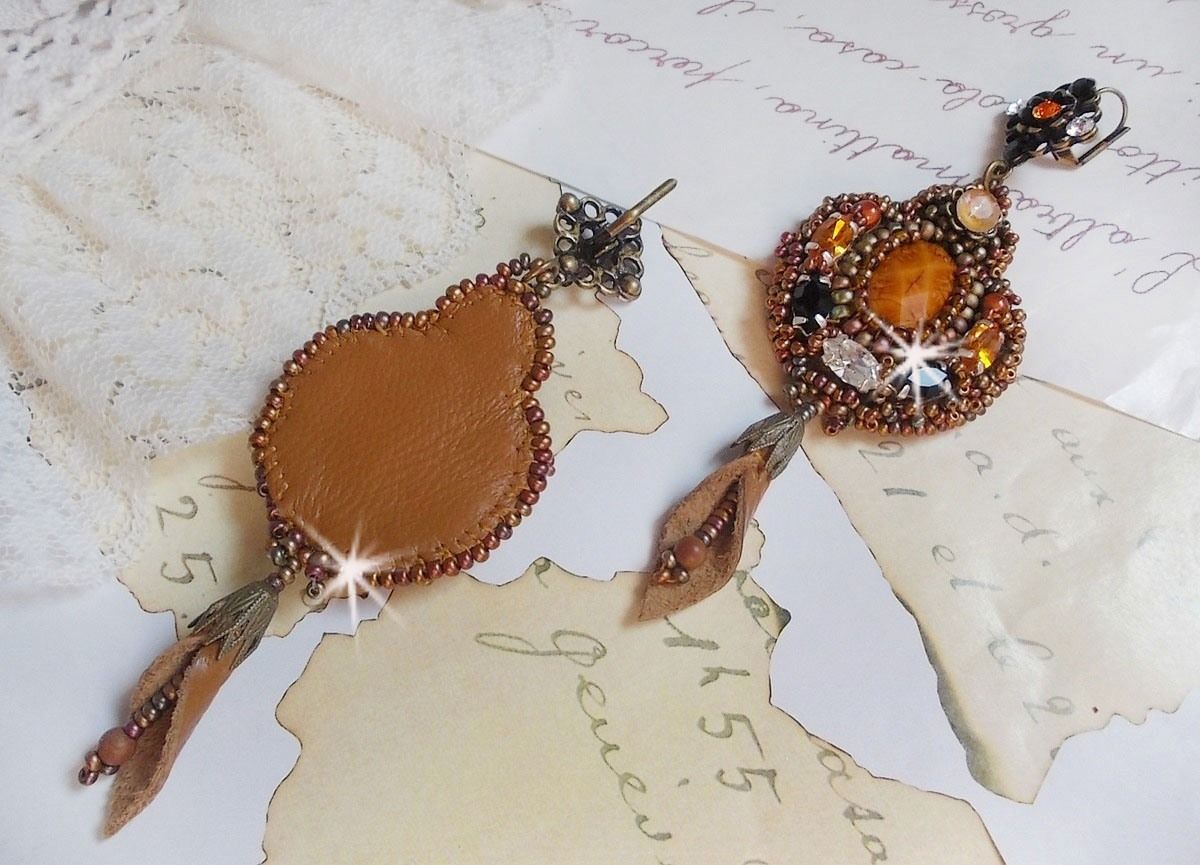 BO Amber Romance criado com uma pele de vaca cor de caramelo, cristais Swarovski