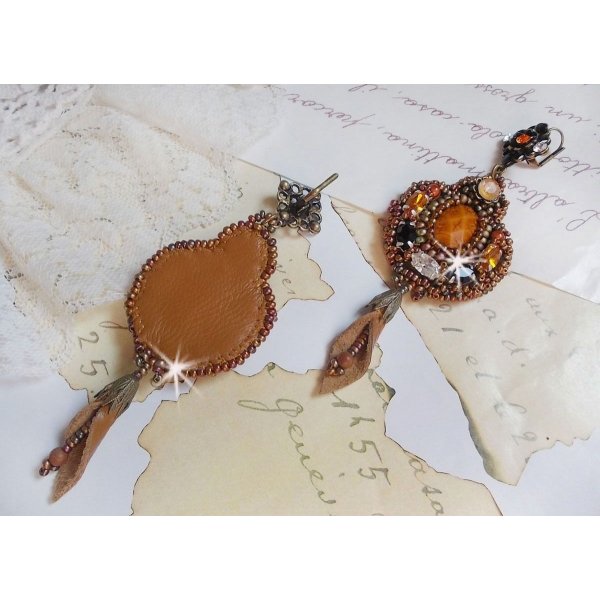 BO Amber Romance criado com uma pele de vaca cor de caramelo, cristais Swarovski