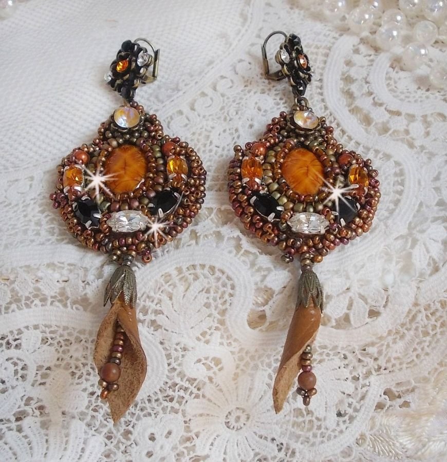 BO Amber Romance criado com uma pele de vaca cor de caramelo, cristais Swarovski
