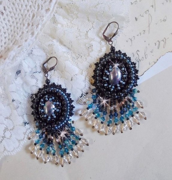 BO Angelot bordado com cabochons de resina, contas de cristal Swarovski e contas de semente de Toho