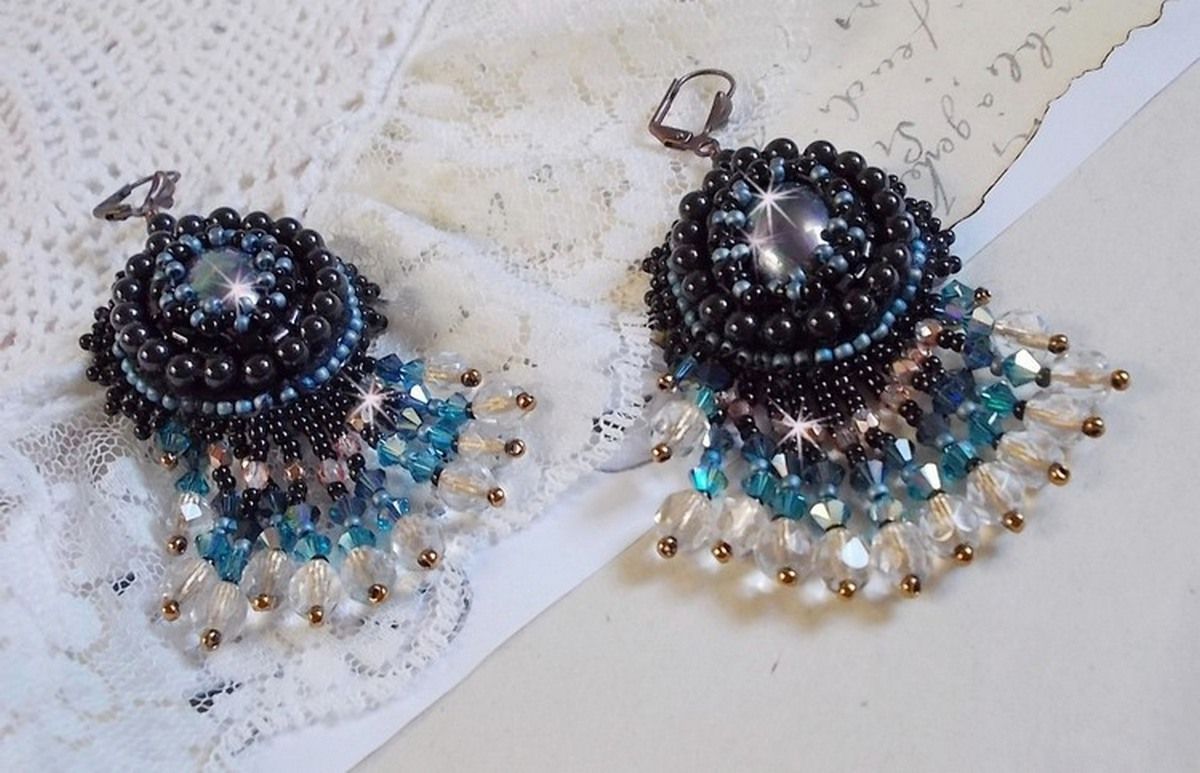 BO Angelot bordado com cabochons de resina, contas de cristal Swarovski e contas de semente de Toho