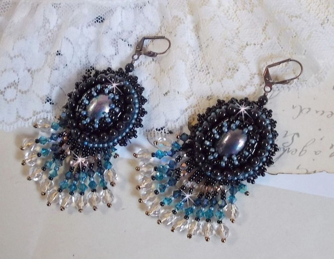 BO Angelot bordado com cabochons de resina, contas de cristal Swarovski e contas de semente de Toho