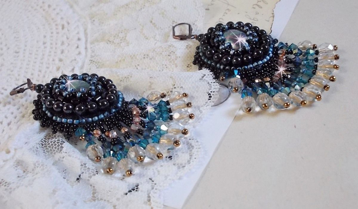 BO Angelot bordado com cabochons de resina, contas de cristal Swarovski e contas de semente de Toho