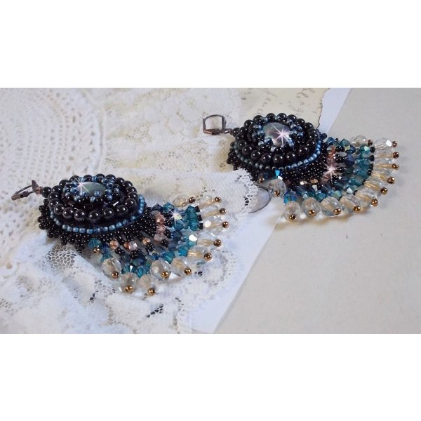 BO Angelot bordado com cabochons de resina, contas de cristal Swarovski e contas de semente de Toho