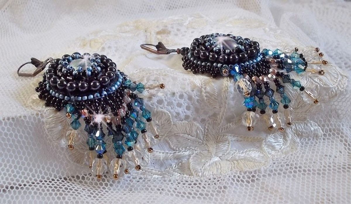 BO Angelot bordado com cabochons de resina, contas de cristal Swarovski e contas de semente de Toho