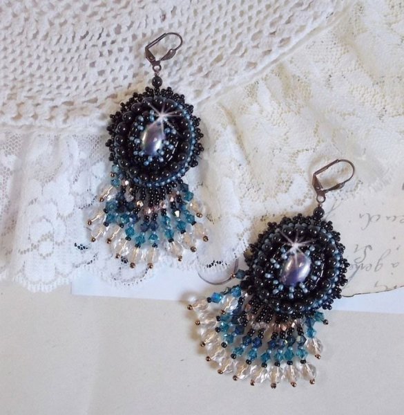 BO Angelot bordado com cabochons de resina, contas de cristal Swarovski e contas de semente de Toho