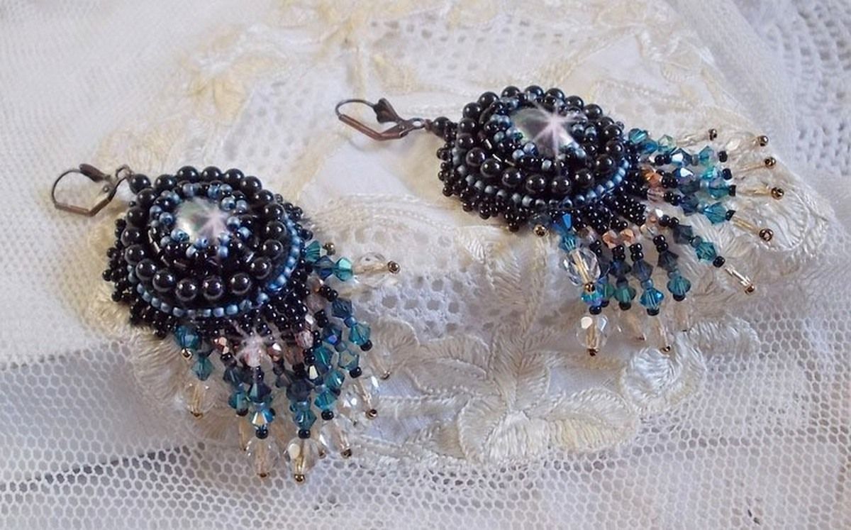 BO Angelot bordado com cabochons de resina, contas de cristal Swarovski e contas de semente de Toho