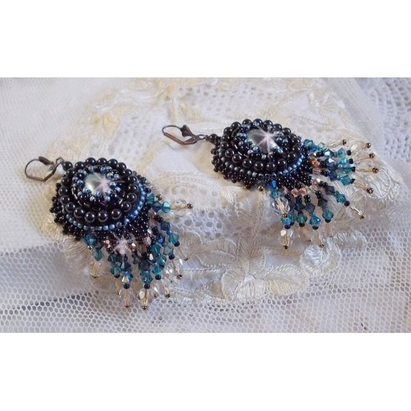 BO Angelot bordado com cabochons de resina, contas de cristal Swarovski e contas de semente de Toho