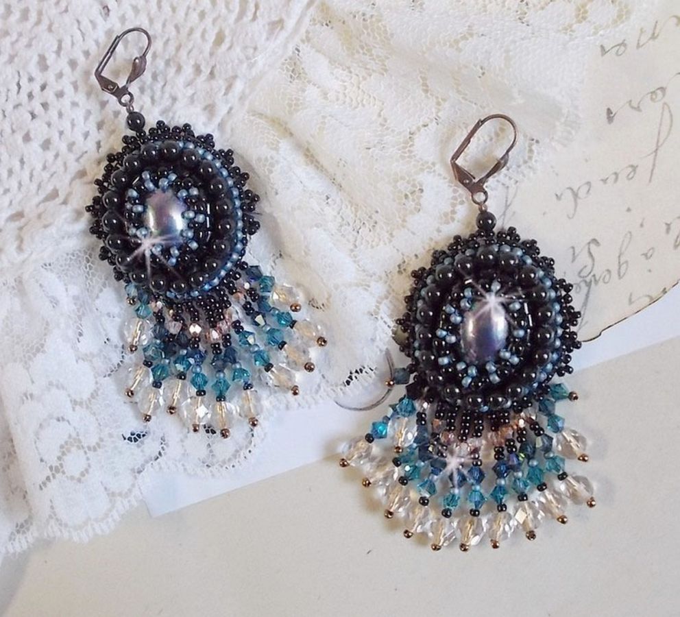 BO Angelot bordado com cabochons de resina, contas de cristal Swarovski e contas de semente de Toho